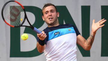 Dan Evans devuelve una bola ante Tommy Robredo en Roland Garros 2017.