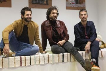 Jorge González, Guille Galván y Pucho, en un momento de la entrevista para AS, en la Sala de los Botijos del Museo de Artes y Tradiciones Populares.
