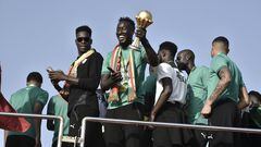 Famara Diedhiou con la Copa África.