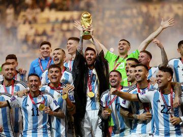Soccer Football - FIFA World Cup Qatar 2022 - Final - Argentina v France - Lusail Stadium, Lusail, Qatar - December 18, 2022 Argentina&#039;s Lionel Messi celebrates with the trophy and teammates after winning the World Cup REUTERS/Carl Recine