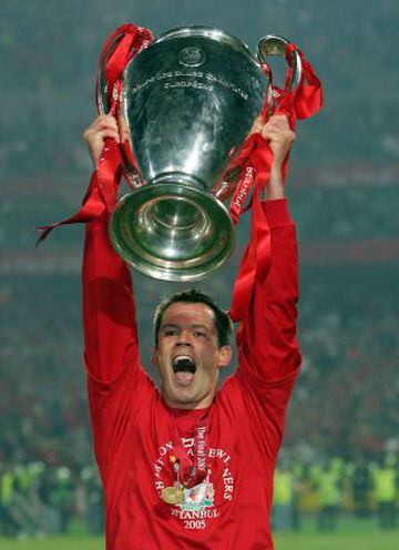 Jamie Carragher | Liverpool: Defendió a los Reds entre 1996 y 2013. No ganó la Premier League, pero logro una Copa UEFA, una Champions League y dos Supercopas de Europa. Además, participó con la selección de Inglaterra en la Euro 2004 y los Mundiales del 2006 y 2010.