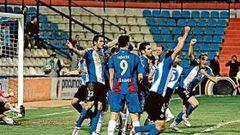 <b>CELEBRACIÓN. </b>El último gol del Hércules frente al Huesca desató la euforia entre los blanquiazules, que lo celebraron por todo lo alto.