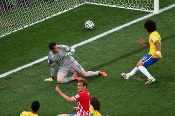 Se cocinaba el batacazo cuando Marcelo, al 11', empujó un gol el primer autogol en la historia de los partidos inaugurales de las Copas del Mundo.