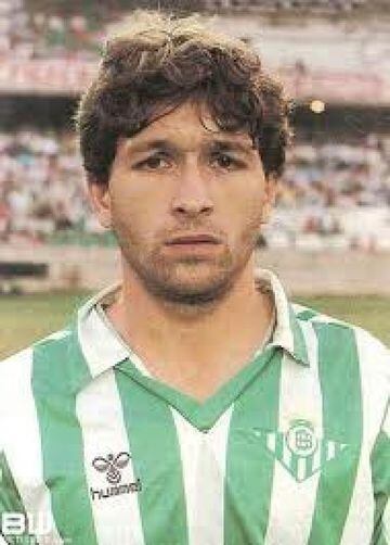 Jugó con el Real Mardrid la temporada 87/88 y con el Betis la temporada 90/91.