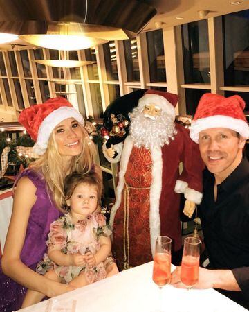 Simeone con su pareja y su hija pequeña en Dubai.