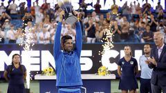 MASON, OHIO - AUGUST 20: Novak Djokovic of Serbia celebrates with the trophy after defeating Carlos Alcaraz of Spain during the final of the Western & Southern Open at Lindner Family Tennis Center on August 20, 2023 in Mason, Ohio.   Matthew Stockman/Getty Images/AFP (Photo by MATTHEW STOCKMAN / GETTY IMAGES NORTH AMERICA / Getty Images via AFP)