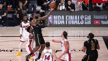 Los Angeles Lakers forward LeBron James (23) goes up for a shot between Miami Heat&#039;s Jimmy Butler, center left, Tyler Herro (14), and Kelly Olynyk (9) during the second half of Game 2 of basketball&#039;s NBA Finals, Friday, Oct. 2, 2020, in Lake Bue