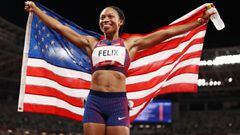 La atleta estadounidense Allyson Felix posa con la bandera de Estados Unidos tras ganar la medalla de bronce en la prueba de 400 metros en Tokio 2020.