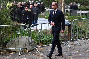 El Príncipe Guillermo de Gran Bretaña, Príncipe de Gales, llega a la catedral de Manchester para asistir al funeral.