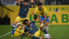 Colombia&#039;s Juan Cuadrado (L) and Brazil&#039;s Lucas Paqueta vie for the ball during their South American qualification football match for the FIFA World Cup Qatar 2022, at the Neo Quimica Arena, previously known as Arena Corinthians, in Sao Paulo, Brazil, on November 11, 2021. (Photo by NELSON ALMEIDA / AFP)