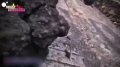 Un reportero toca una piedra volcánica y se quema la mano: "Está recién hecha al horno"