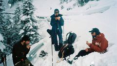 Life In White y Jaume Pons en el Tirol (Austria) en marzo del 2021, rodeados de nieve, comiendo. 