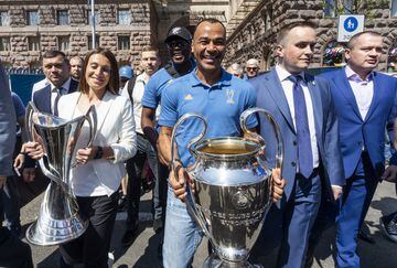 Cafú encabezando la llegada de la copa de la Champions League a Kiev junto a Iya Andrushchak y Vitali Klichkó.