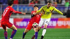 Giovanni Moreno en la disputa del bal&oacute;n en el juego entre la Selecci&oacute;n Colombia y Corea del Sur