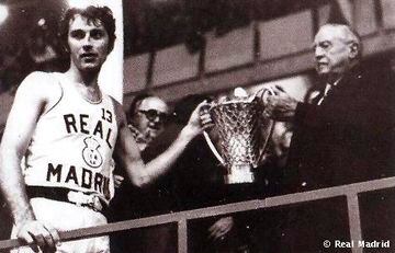 Luyk, con el trofeo de campeón de Europa en 1974.