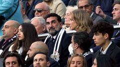Yasir Al-Rumayyan y Amanda Staveley, directivos del Newcastle, durante un partido.