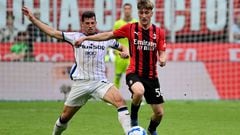 Atalanta's Swiss midfielder Remo Freuler (L) fights for the ball against AC Milan's Belgian midfielder Alexis Saelemaekers during the Italian Serie A football match between AC Milan and Atalanta Bergamo at the San Siro stadium in Milan on May 15, 2022. (Photo by MIGUEL MEDINA / AFP)