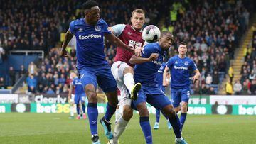 BURNLEY, ENGLAND - OCTOBER 05: Chris Wood of Burnley is challenged by Yerry Mina (L) and Djibril Sidibe of Everton (R) during the Premier League match between Burnley FC and Everton FC at Turf Moor on October 05, 2019 in Burnley, United Kingdom. (Photo by