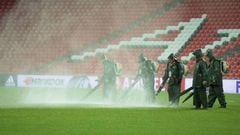 Blow-drying the pitch in San Mamés for Valencia game