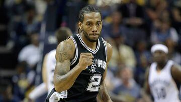 MEMPHIS, TN - APRIL 22: Kawhi Leonard #2 of the San Antonio Spurs pumps his fist after making a three point shot against the Memphis Grizzlies in game four of the Western Conference Quarterfinals during the 2017 NBA Playoffs at FedExForum on April 22, 2017 in Memphis, Tennessee. NOTE TO USER: User expressly acknowledges and agrees that, by downloading and or using this photograph, User is consenting to the terms and conditions of the Getty Images License Agreement   Andy Lyons/Getty Images/AFP == FOR NEWSPAPERS, INTERNET, TELCOS &amp; TELEVISION USE ONLY ==