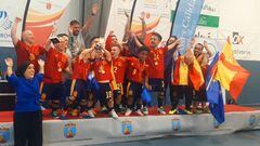 Los integrantes de la selección española de Fútbol Sala de Talla Baja celebran su victoria como campeones de Europa en el torneo de Mazarrón.