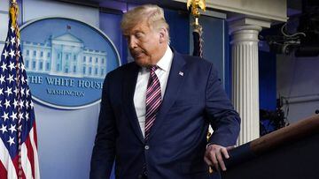 El presidente Donald Trump abandona el podio despu&eacute;s de hablar en la Casa Blanca el jueves 5 de noviembre de 2020 en Washington.