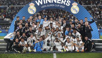 Los jugadores del Real Madrid posan tras conquistar la Supercopa.