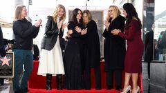 La actriz Courteney Cox descubre su estrella, acompañada de las actrices Jennifer Aniston, Lisa Kudrow y Laura Dern, durante la ceremonia en el Paseo de la Fama de Hollywood en Los Ángeles.