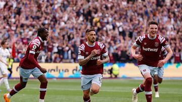 Soccer Football - Premier League - West Ham United v Leeds United - London Stadium, London, Britain - May 21, 2023  West Ham United's Manuel Lanzini celebrates scoring their third goal with Declan Rice and Divin Mubama Action Images via Reuters/Andrew Couldridge EDITORIAL USE ONLY. No use with unauthorized audio, video, data, fixture lists, club/league logos or 'live' services. Online in-match use limited to 75 images, no video emulation. No use in betting, games or single club /league/player publications.  Please contact your account representative for further details.
