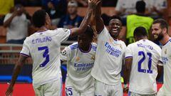 Real Madrid&#039;s Brazilian forward Vinicius Junior (C) celebrates with teammates after Inter Milan&#039;s Italian goalkeeper Alex Cordaz (2ndR) opened the scoring during the UEFA Champions League Group D football match between Inter Milan and Real Madri