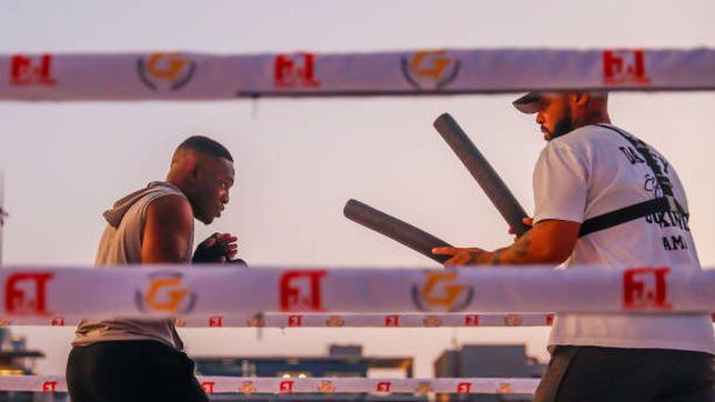 ¿Quién es Deji Olatunji, el YouTuber que pelea contra Floyd Mayweather Jr?