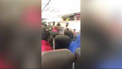 Terrible pelea de 2 mujeres en un avión: 50 personas sin hacer nada