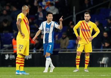 Wu Lei celebra su gol en el derbi, entre Arturo Vidal y Jordi Alba.