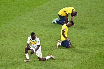Los jugadores de Ecuador muy abatidos. 