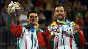 Rodolfo Ontiveros (I) y Juan Virgen(D) celebran la medalla de oro conseguida tras vencer a Brasil 2 sets a 1.