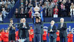 El tenista japon&eacute;s Kei Nishikori levanta el trofeo de campe&oacute;n del Open Banc Sabadell - Conde de God&oacute; de 2015.