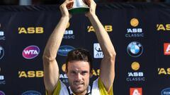 Roberto Bautista Agut of Spain lifts the trophy as he celebrates his win against Juan Martin Del Potro of Argentina at the men&#039;s singles final match of the ATP Auckland Classic tennis tournament in Auckland on January 13, 2018. / AFP PHOTO / MICHAEL 