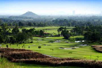 Situado junto al volcán activo Monte Merapi, este lugar ofrece golf y aventura a partes iguales. 
