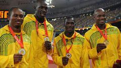 El relevo de Jamaica del 4x100 formado por Usain Bolt, Asafa Powell, Nesta Carter y Michael Frater posan con la medalla de oro de campeones ol&iacute;mpicos en Pek&iacute;n 2008.