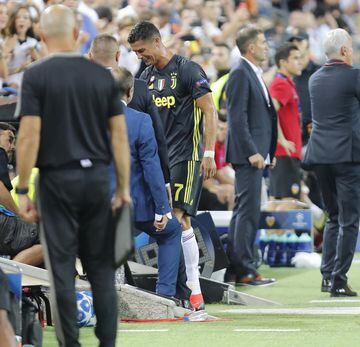 La desolación de Cristiano Ronaldo tras ver la tarjeta roja.