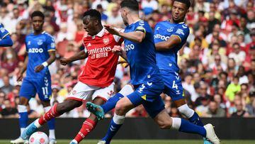 Arsenal's English striker Eddie Nketiah (L) challenges Everton's English defender Michael Keane (C) and Everton's English defender Mason Holgate during the English Premier League football match between Arsenal and Everton at the Emirates Stadium in London on May 22, 2022. - - RESTRICTED TO EDITORIAL USE. No use with unauthorized audio, video, data, fixture lists, club/league logos or 'live' services. Online in-match use limited to 120 images. An additional 40 images may be used in extra time. No video emulation. Social media in-match use limited to 120 images. An additional 40 images may be used in extra time. No use in betting publications, games or single club/league/player publications. (Photo by Daniel LEAL / AFP) / RESTRICTED TO EDITORIAL USE. No use with unauthorized audio, video, data, fixture lists, club/league logos or 'live' services. Online in-match use limited to 120 images. An additional 40 images may be used in extra time. No video emulation. Social media in-match use limited to 120 images. An additional 40 images may be used in extra time. No use in betting publications, games or single club/league/player publications. / RESTRICTED TO EDITORIAL USE. No use with unauthorized audio, video, data, fixture lists, club/league logos or 'live' services. Online in-match use limited to 120 images. An additional 40 images may be used in extra time. No video emulation. Social media in-match use limited to 120 images. An additional 40 images may be used in extra time. No use in betting publications, games or single club/league/player publications. (Photo by DANIEL LEAL/AFP via Getty Images)