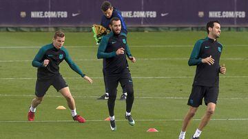 Digne, Vidal y Busquets, durante el entrenamiento del Barcelona.
