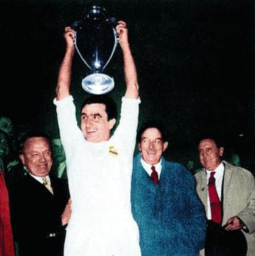 Copa de Europa de 1956. Miguel Muñoz alza la Copa de Europa delante de Ebbe Schawartz, presidente de la UEFA, el Conde de Casas Rojas, embajador de España en Francia y Santiago Bernabéu.