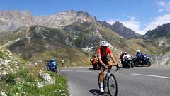 El ciclista francés Warren Barguil asciende el Col du Galibier durante la undécima etapa del Tour de Francia.