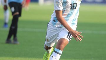 The midfielder is the youngest player ever to debut for San Lorenzo and has also represented Argentina at under-20 level, winning the 2016 COTIF Tournament. With the junior sides, he has also won the 2017 South American Championship and was named as the b