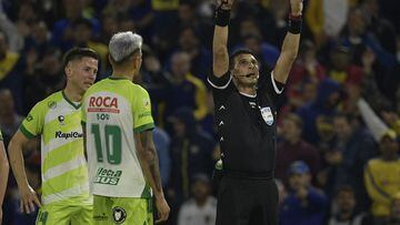 Referee Andres Merlos makes the VAR sign during the Argentine Professional Football League quarterfinal match between Boca Juniors and Defensa y Justicia at La Bombonera stadium in Buenos Aires, on May 10, 2022. (Photo by Juan MABROMATA / AFP)