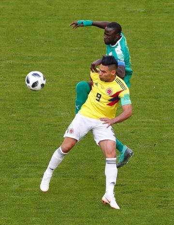 Radamel Falcao lucha el balón bajo la presión del defensor de Senegal, Cheikhou Kouyate, durante el partido Senegal-Colombia, del Grupo H del Mundial de Fútbol de Rusia 2018, en el Samara Arena de Samara, Rusia, hoy 28 de junio de 2018