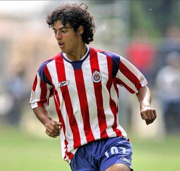 Nunca debutó con el Rebaño en primera división. Campeón del Mundo sub-17 en 2005, ese mismo año fichó con el Arsenal de la Premier League. Siguió su camino en España y ahora brilla en la MLS con Los Angeles.