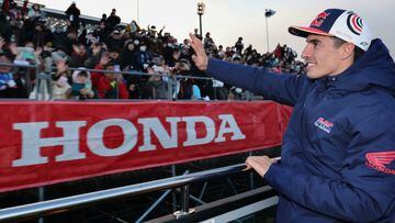 Marc Márquez saluda a la afición japonesa en el Honda Thanks Day en Motegi.