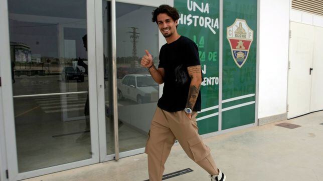 Álex Collado ya está en Elche a la espera de cerrar su cesión del Barça 